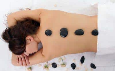 Descubre los beneficios de un relajante masaje con piedras volcánicas