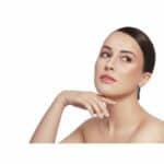 mujer con rostro luminoso y cuidado